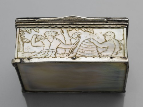 Zilveren rechthoekige doos met parelmoeren deksel